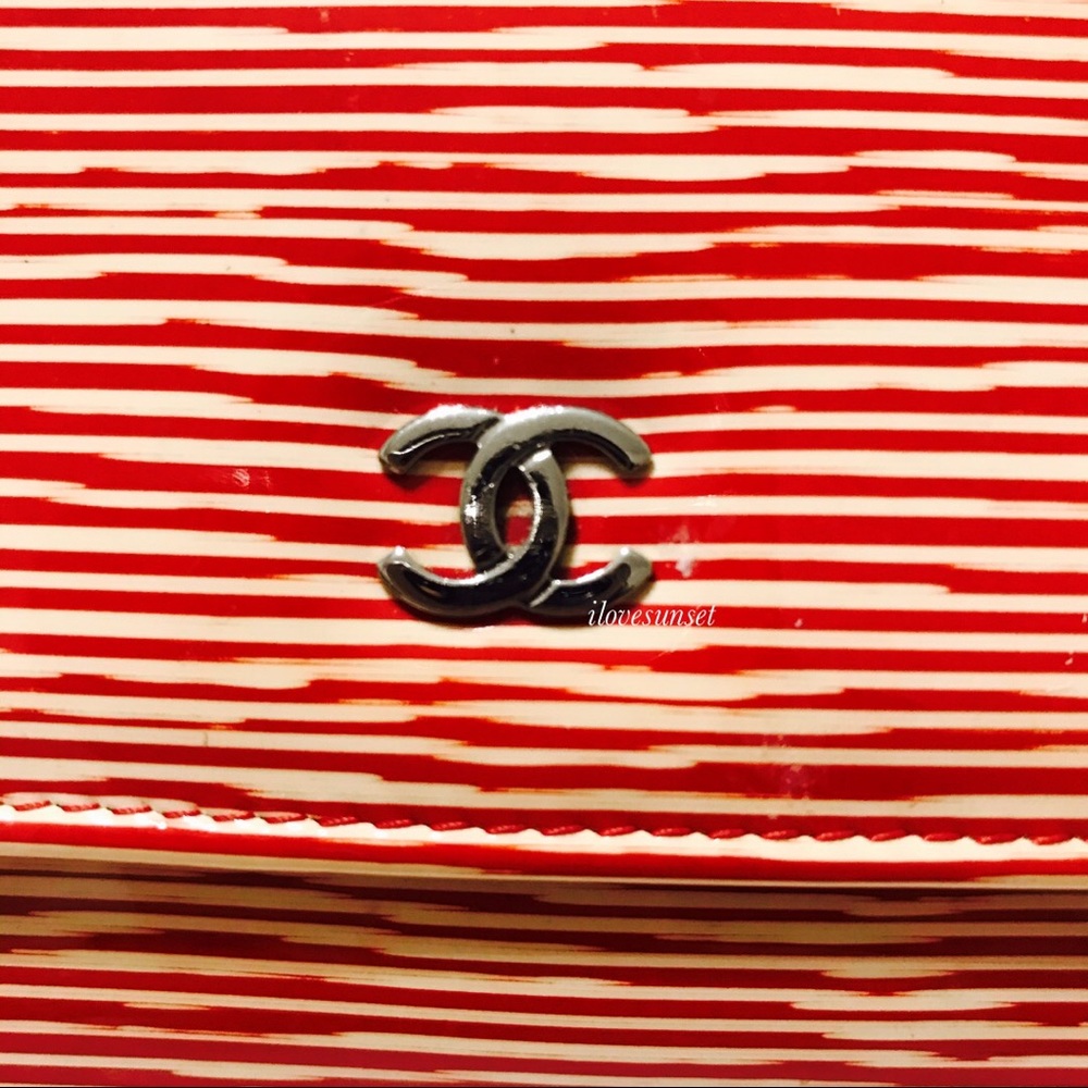 {CHANEL} ULTRA RARE Red Stripes Patent WOC - Picture 3 of 9
